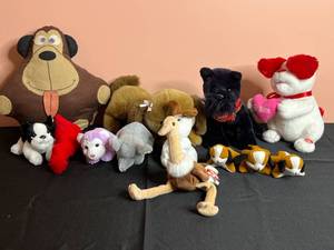 lot 29 image: Lot of Assorted Plush Stuffed Animals