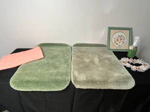 lot 37 image: Mixed Lot of Bathroom Decor Items