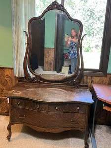 lot 53 image: Vintage 3 Drawer Dresser on Wheels w Ornate Mirror