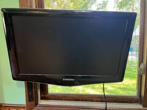 lot 56 image: Samsung TV and Remote - untested 22