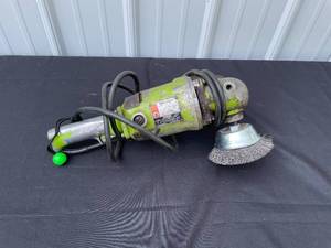 lot 9 image: Black & Decker Heavy-Duty Industrial Sander