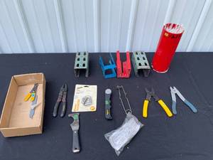 lot 16 image: Mixed Lot of Hand Tools and Industrial Brackets