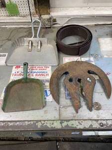 lot 23 image: Vintage Metal Dust Pans and Rusty Metal Parts Lot