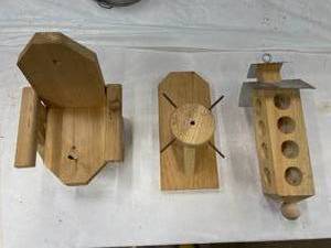 lot 132 image: Lot of Wooden BirdSquirrel Feeders