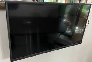 lot 267 image: Vizio 32-Inch LED TV (Model D32f-G1)