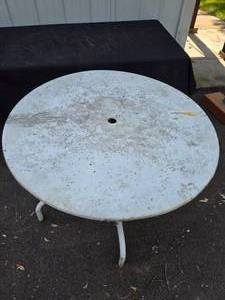 lot 141 image: Round Metal Patio Table