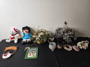 lot 208 image: Lot of Assorted Home Decor Items and Stuffed Toys