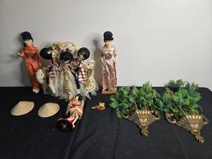 lot 243 image: Lot of Figurines and Decorative Wall Sconces