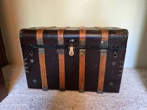 lot 247 image: Antique Steamer Trunk with Polka Dot Interior