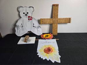 lot 259 image: Handcrafted Wooden Bear, Cribbage Board, and Welcome Banner Lot