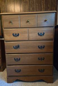 lot 261 image: Vintage Wooden 5-Drawer Dresser