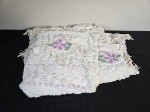lot 272 image: Handwoven Vintage Floral Chenille Throw Blanket