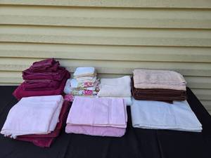 lot 330 image: Assorted Lot of Towels in Various Colors and Sizes