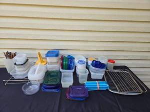 lot 334 image: Large Assortment of Kitchen Containers and Utensils