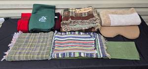lot 355 image: Assorted Lot of Blankets, Rugs, and Bath Mats