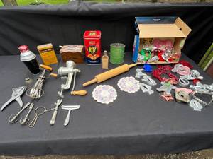lot 361 image: Vintage Kitchenware and Baking Tool Lot