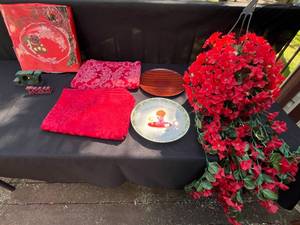 lot 370 image: Assorted Holiday Decor and Tableware