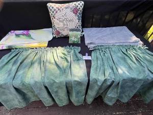 lot 371 image: Lot of Assorted Home Decor Items