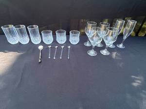 lot 372 image: Mixed Fostoria Glassware and Glass Duck Stirrers Set