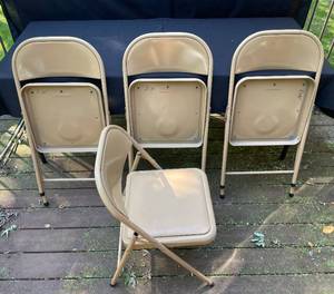 lot 286 image: Set of 4 Beige Metal Folding Chairs