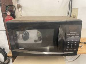 lot 162 image: Kenmore Quick Touch Microwave Oven