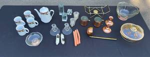 lot 422 image: Lot of Assorted Vintage Glassware and Kitchen Items