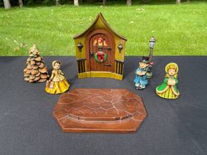 lot 432 image: Christmas Figurine Set with Carolers and Tree Decor