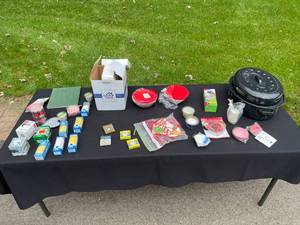 lot 440 image: Assorted Kitchen and Baking Supplies Lot