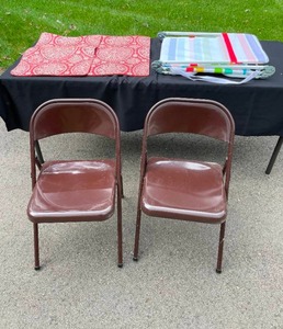 lot 448 image: Lot of 2 Brown Folding Chairs with Red Patterned Mats and Folding Lawn Chair