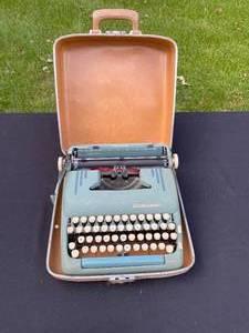 lot 452 image: Vintage Smith-Corona Silent-Super Portable Typewriter with Case