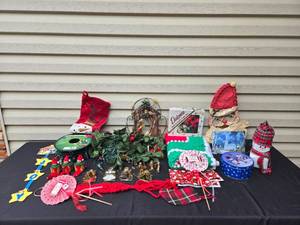 lot 435A image: Christmas Decorations and Accessories
