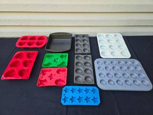 lot 407 image: Lot of Assorted Baking Molds and Pans