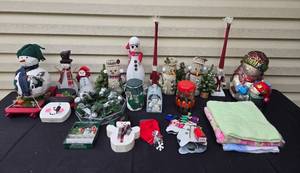 lot 427 image: Assorted Christmas Decorations Lot