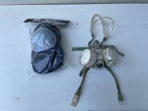 lot 461 image: Lot of Knee Pads and Respirator Mask