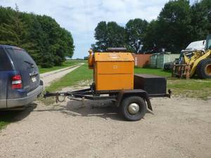 lot 2 image: Lindsay 80 Tow behind air compressor