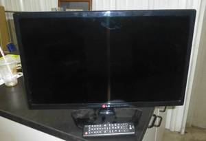 lot 13 image: LG flat screen tv 24 inch with remote