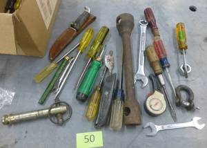 lot 50 image: Box of misc garage tools