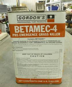 lot 82 image: Gallon can of BETAMEC-4 Crabgrass killer - full