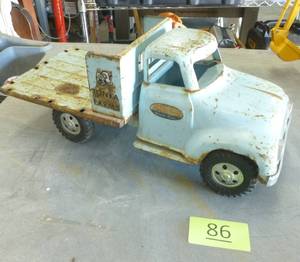 lot 86 image: Vintage Tonka stake pocket farm truck