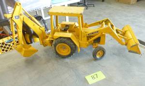 lot 87 image: Nice metal Ertl John Deere tractor backhoe
