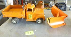 lot 88 image: Vintage Tonka State Hi-way Dept truck with metal snow plow