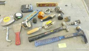 lot 121 image: Group of hand tools - hammers, level, tape measure, etc