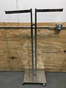 lot 190 image: Metal Rack On Wheels