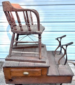 lot 3 image: Antique Shoeshine Stand