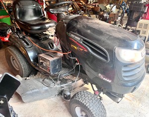 lot 4 image: Craftsman DYS 4500 Riding Lawn Tractor