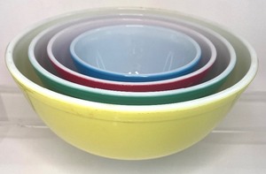 lot 18 image: Vintage Pyrex Primary Colors Nesting Bowl Set