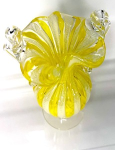 lot 17 image: Vintage Yellow Hand Blown Art Glass Vase