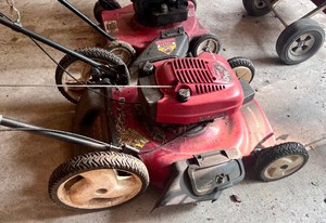 lot 37 image: Toro Recycler 22 Mower
