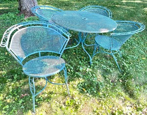 lot 31 image: Green Wrought Iron Mesh Patio Table & Chairs