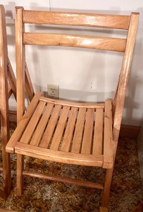 lot 109 image: Set of 4 Vintage Wood Folding Chairs With Slatted Seats